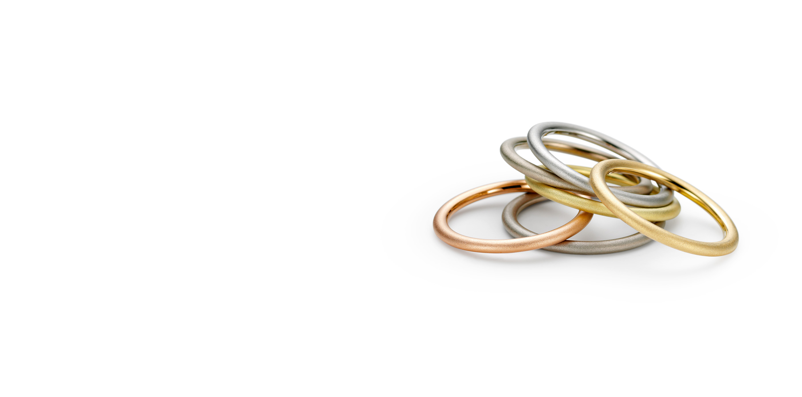 FEINE RINGE IM RAUSCH DER FARBEN
